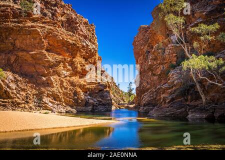 Ellery Creek Big Hole und Umgebung in die West MacDonnell Ranges in den entlegenen nördlichen Gebiet der Zentral Australien Stockfoto