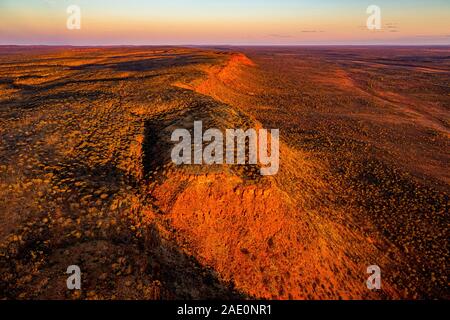 Atemberaubende Luftaufnahmen der George Gill Range bei Sonnenuntergang. In abgelegenen Zentral Australien entfernt. Stockfoto