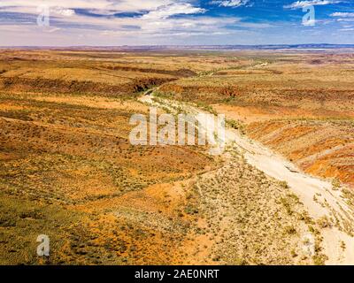 Glen Helen Gorge und die Umgebung von Glen Helen Lodge von einer Antenne Perspektive berücksichtigt. Northern Territory, Australien Stockfoto