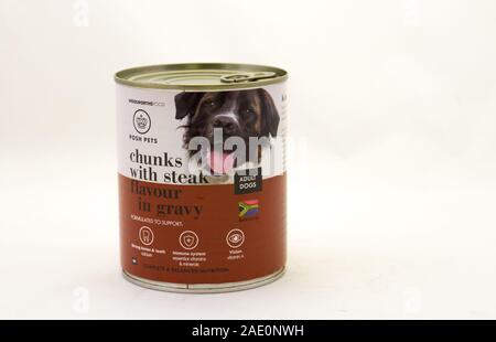 Alberton, Südafrika - ein können von Woolworths Essen gourmet Posh Haustiere hund Essen auf einen klaren Hintergrund Bild im Querformat isoliert Stockfoto
