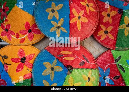 Farbenfroh Hüte der konischen Landwirt lackiert mit Blumenmotiven und hellen Primärfarben ein Geschäft entlang der Chindwin Fluss schmücken in Myanmar (Birma) Stockfoto