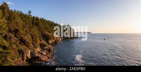 Panoramablick auf felsigen Küste im Lighthouse Park, West Vancouver, British Columbia, Kanada, mit UBC im Hintergrund. Während ein bewölkter Sonnenuntergang genommen. Stockfoto