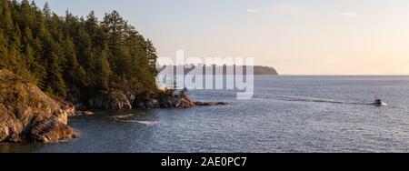 Panoramablick auf felsigen Küste im Lighthouse Park, West Vancouver, British Columbia, Kanada, mit UBC im Hintergrund. Während ein bewölkter Sonnenuntergang genommen. Stockfoto