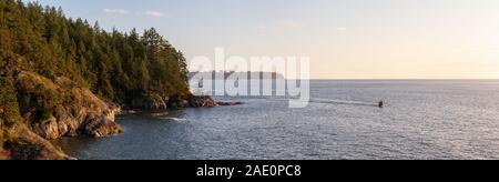 Panoramablick auf felsigen Küste im Lighthouse Park, West Vancouver, British Columbia, Kanada, mit UBC im Hintergrund. Während ein bewölkter Sonnenuntergang genommen. Stockfoto