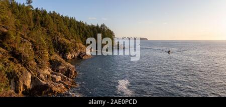 Panoramablick auf felsigen Küste im Lighthouse Park, West Vancouver, British Columbia, Kanada, mit UBC im Hintergrund. Während ein bewölkter Sonnenuntergang genommen. Stockfoto