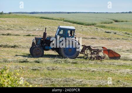 Kleinen Traktor arbeitet auf einem Feld. Stockfoto