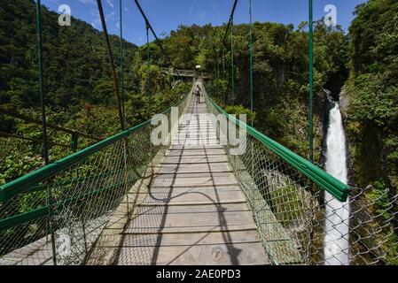 Suspension Bridge an der Paílón Del Diablo Wasserfall, Baños de Agua Santa, Ecuador Stockfoto