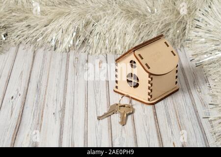 Oy Holzhaus und zwei Tasten auf einem Holztisch für Silvester oder Weihnachten dekoriert Stockfoto