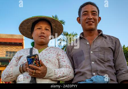 Porträt eines ländlichen Burmesischen paar Schuß von unten. Sie trägt Konische hat eine traditionelle asiatische Bauern und seine Zähne sind rot von Betelnuss. Stockfoto