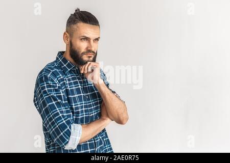 Reifen bärtiger Mann mit Gesicht weg Nachdenken suchen Stockfoto