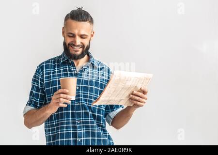 Reifen bärtiger Mann mit Kaffee und Zeitung in den Händen Stockfoto