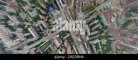 Luftaufnahme der Platz in der Stadt mit Kreisverkehr, Straßen und und viele hohe Gebäude mit grünen Bäumen, mit Drop Effekt Perspektive. Stockfoto