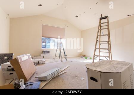 Haus Renovierung mit Löcher in Wand und Decke, Leiter und Materialien Stockfoto