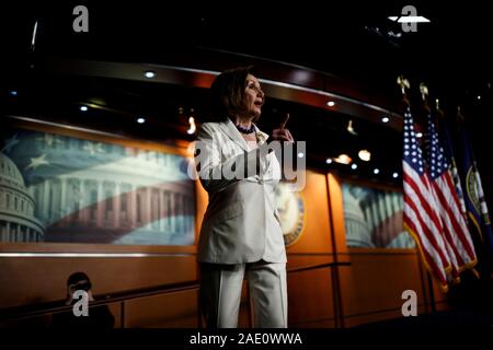 Peking, China. 5 Dez, 2019. Us-Sprecherin des Repräsentantenhauses Nancy Pelosi spricht während einer Pressekonferenz auf dem Capitol Hill in Washington, DC, Dez. 5, 2019. Credit: Ting Shen/Xinhua/Alamy leben Nachrichten Stockfoto