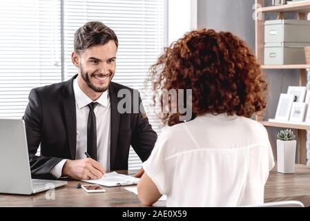 Job Interview. Arbeitgeber auf der Suche nach Kandidaten Lächeln glücklich interessiert im Büro Stockfoto