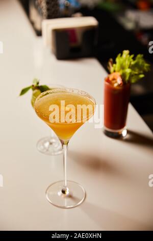 Selektiver Fokus der kalte Cocktails in Gläser an der Bar stehen Stockfoto