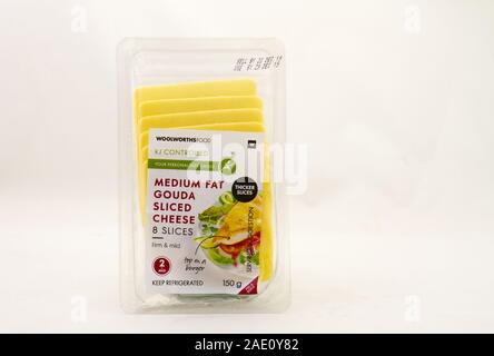 Alberton, Südafrika - ein Paket von Woolworths Essen medium Fett gouda Käse auf einen klaren Hintergrund Bild mit Kopie Raum isoliert Stockfoto