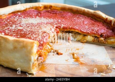 Blick von oben auf die Chicago Pizza. Chicago style Deep Dish italienischen Käse Pizza mit Tomatensauce und Rindfleisch treffen innen Stockfoto