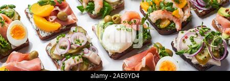 Panorama-aufnahme des dänischen smorrebrod Sandwiches auf Weiß Stockfoto