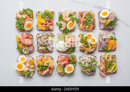 Blick von oben auf die dänische smorrebrod Sandwiches auf weißem Marmor Oberfläche Stockfoto