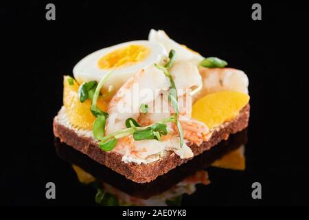 Nahaufnahme der leckere Garnelen auf smorrebrod Sandwich auf Schwarz Stockfoto