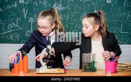 Schüler nette Mädchen Röhrchen mit Flüssigkeiten verwenden. Chemie experiment Konzept. Sicherheitsmaßnahmen für die sichere chemische Reaktion. Studium der Chemie interessant machen. Grundkenntnisse der Chemie. Stockfoto