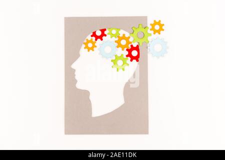 Blick von oben auf die menschlichen Kopf Silhouette mit Gängen isoliert auf weißem Stockfoto