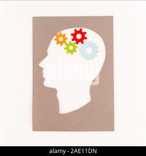 Blick von oben auf die menschlichen Kopf Silhouette mit Gängen isoliert auf weißem Stockfoto