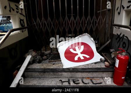 Eine MTR-Zeichen kann auf den Eingang von Jordanien gestreut werden, mit "Hölle" weiter unten geschrieben. Der MTR-System wurde von der Hong Kong Demonstranten gezielt worden. Stockfoto