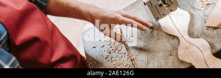 Panorama-aufnahme der Tischler in Schürze in der Nähe von CNC-Maschine Stockfoto