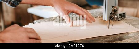 Panorama-aufnahme der Schreiner mit CNC-Maschinen in der Werkstatt Stockfoto