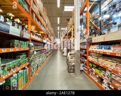 Gang bei The Home Depot Hardware speichern. Home Depot ist der größte amerikanische home improvement Retailer, San Diego, USA, Dezember 05th, 2019 Stockfoto