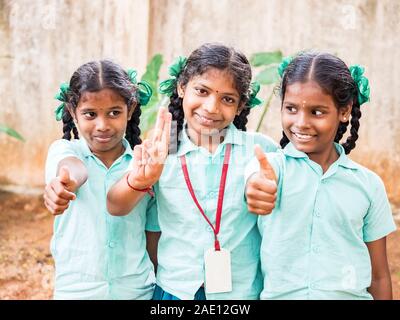 PUDUCHERRY, Indien - Dezember Circa, 2018. Nicht identifizierte glücklich beste Kinder Mädchen Freunde Mitschüler in der Regierung Schuluniformen Lächeln zeigen Thum Stockfoto