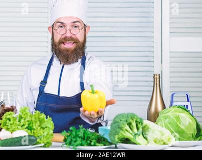 Koch Mann in hat. Geheime geschmack Rezept. Diät und biologische Lebensmittel, Vitamin. Gesundes Essen kochen. Vegetarisch. Der Anfang. Reifen Koch mit Bart. Bärtiger Mann Kochen in der Küche, kulinarische. Stockfoto