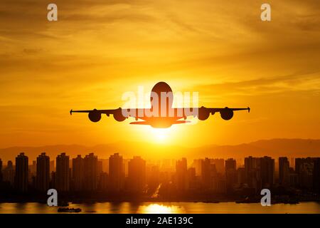 Passagierflugzeug landet bei einem wunderschönen Sonnenaufgang. Stockfoto