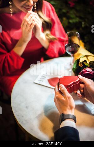 Teilansicht des Menschen präsentieren Schmuck box überrascht Freundin während der Ehe Vorschlag Stockfoto