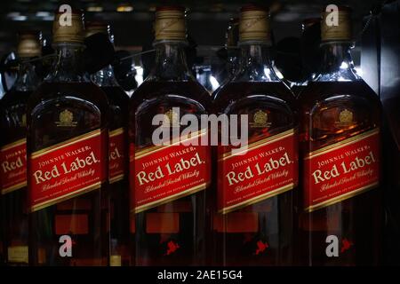In Tjumen, Russland - November 20, 2019: Johnnie Walker Red Label Scotch Blended Whisky auf dem Regal zu verkaufen. Stockfoto