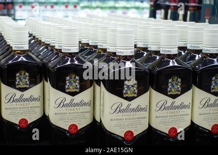 In Tjumen, Russland - November 20, 2019: Ballantine's Whisky Flaschen zum Verkauf ausgestellt. Ballantine's ist eine Reihe von Blended Scotch Whiskys. Verkauf von Alcoho Stockfoto