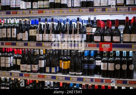 In Tjumen, Russland - November 20, 2019: alkoholische Getränke, Wein in den Regalen der SB-Warenhaus Metro Cash und Carry. Stockfoto