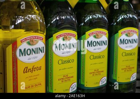 In Tjumen, Russland - November 20, 2019: Verschiedene Arten von Marken wie Olivenöl, monini. Stockfoto