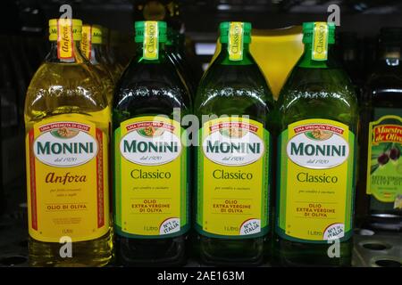 In Tjumen, Russland - November 20, 2019: Verschiedene Arten von Marken wie Olivenöl, monini. Stockfoto