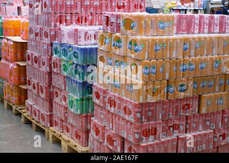 In Tjumen, Russland - November 20, 2019: kohlensäurehaltige Getränke, Coca Cola, Sprite, Fanta, Verkauf von Getränken in Dosen im SB-Warenhausgeschäft metro Stockfoto