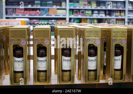 In Tjumen, Russland - November 20, 2019: Scotch, Whisky, 12 Jahre alten Verkauf von alkoholischen Getränken DEWAR'S Stockfoto