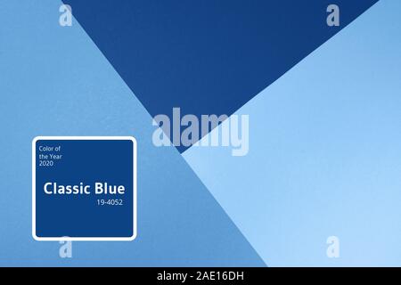 In der Trendfarbe blau Hintergrund. Modische Papier. Ansicht von oben. Minimalen Begriff. Trendy monochrome Farbgebung. Stockfoto