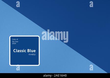 In der Trendfarbe blau Hintergrund. Modische Papier. Ansicht von oben. Minimalen Begriff. Trendy monochrome Farbgebung. Stockfoto