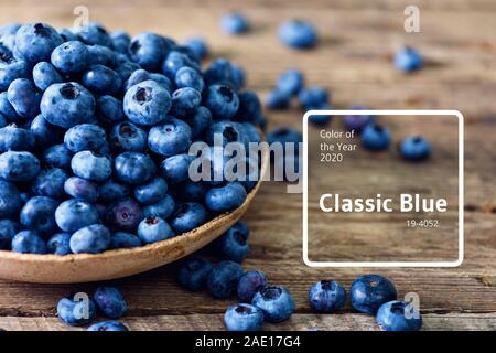 Frische Blaubeeren Hintergrund mit Kopie Platz für Ihren Text. Grenze Design. Vegane und vegetarische Konzept. Makro Textur von blueberry Beeren. Sommer, den er Stockfoto