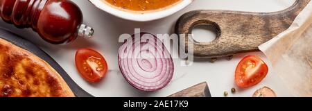 Kharcho Imereti khachapuri, Suppe und Gemüse auf weißem Hintergrund, Panorama-Aufnahme ein. Stockfoto