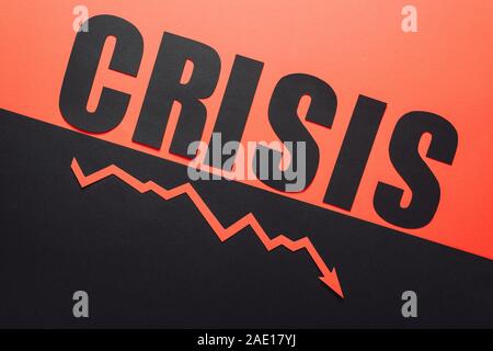 Zum Ansehen von Word Krise und Rezession Pfeil auf schwarzem und rotem Hintergrund von schräge Linie geteilt Stockfoto