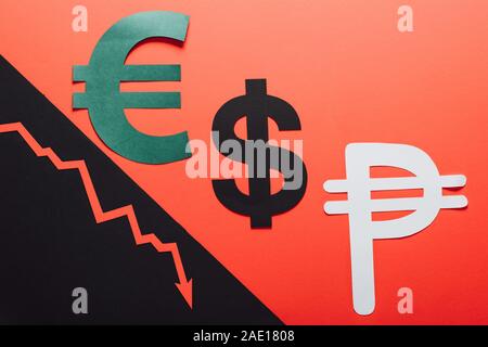 Euro, Dollar und Peso Symbole, und die Rezession Pfeil auf roten und schwarzen Hintergrund durch die schräge Linie geteilt Stockfoto