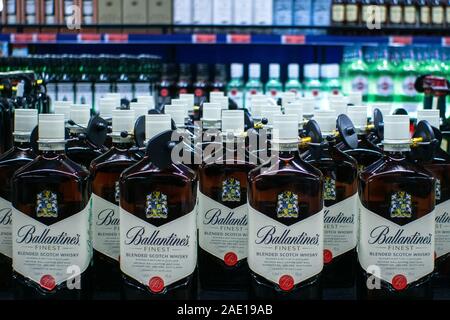 Tjumen, Russia-November 05, 2019: Produkte von SB-Verkauf Ballantine Getränke in der Metro Cash and Carry store Stockfoto